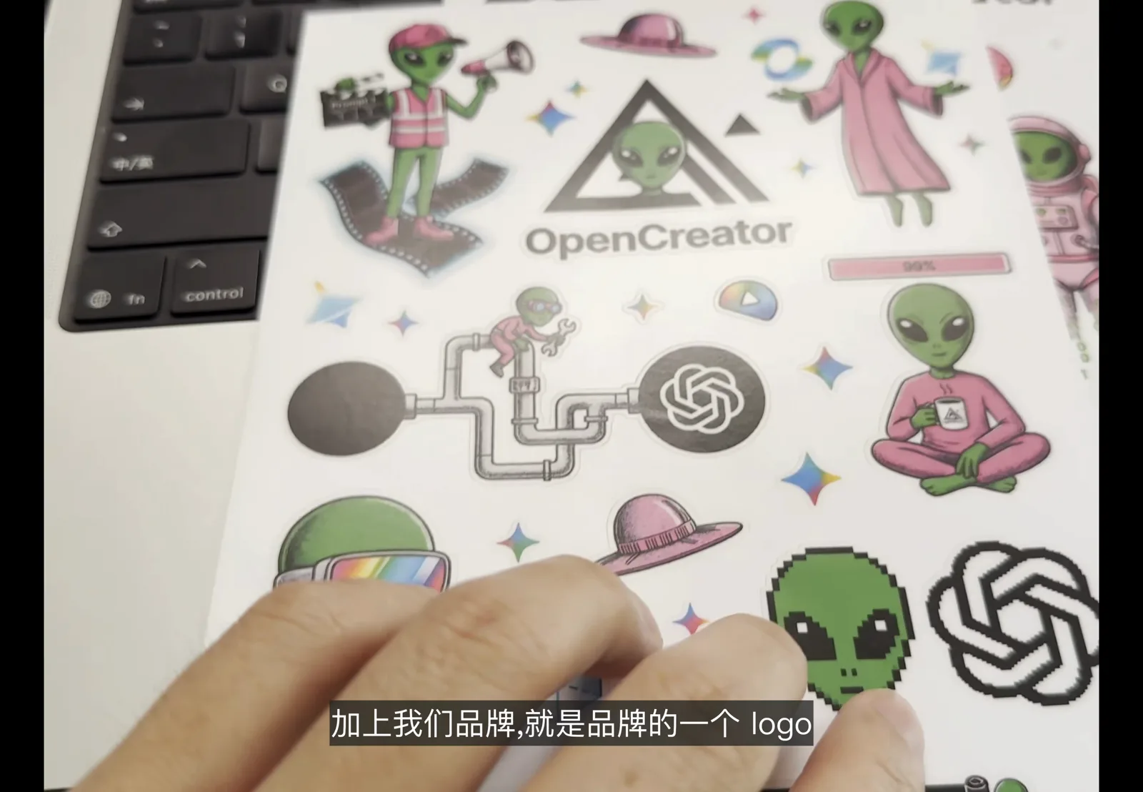 贴纸上的模型 logo 和品牌小外星人