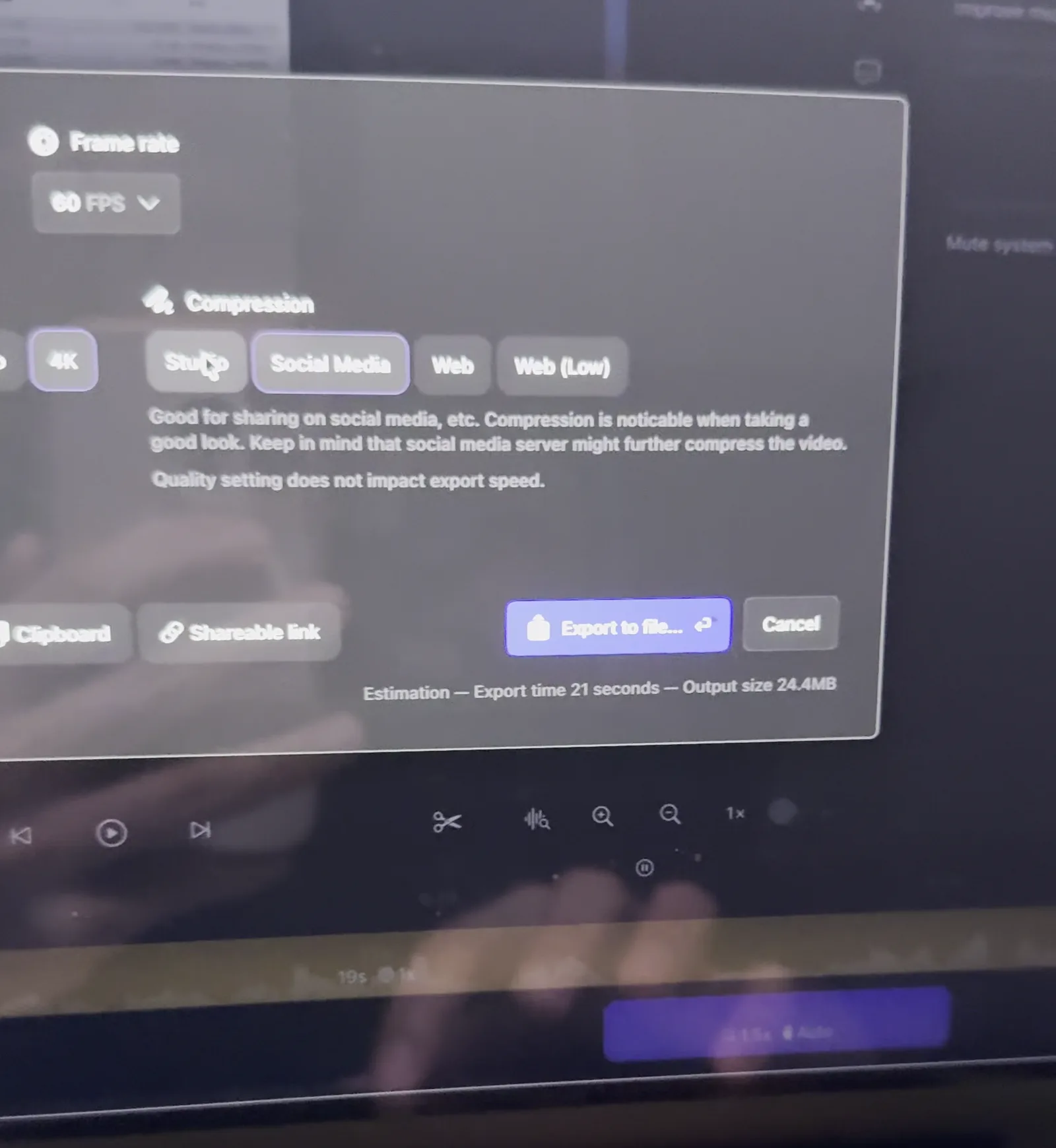 导出设置弹窗，60 FPS，压缩选项里选中 Social Media